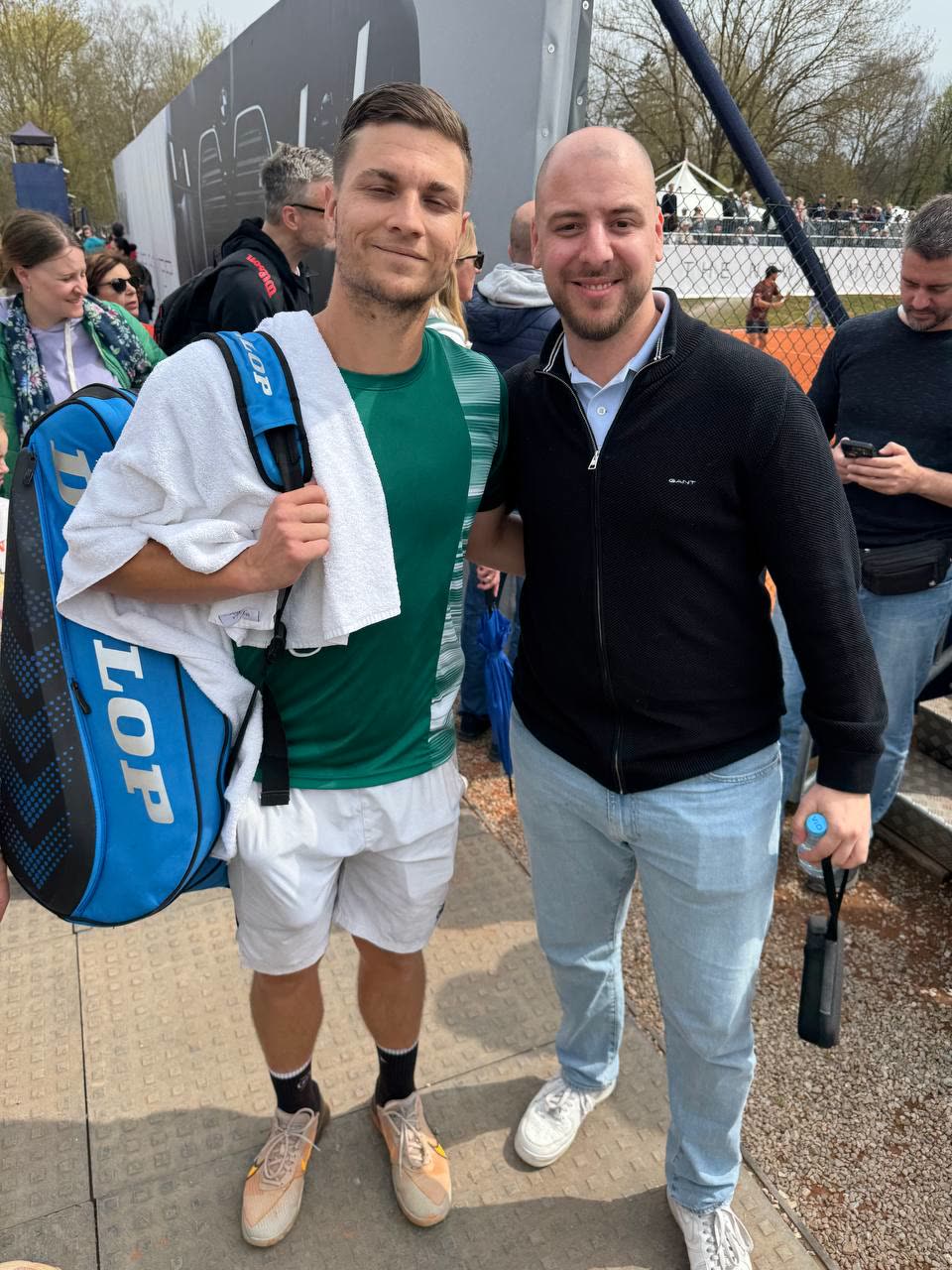 Bet4u Gründer mit Tennisprofi auf der Tour