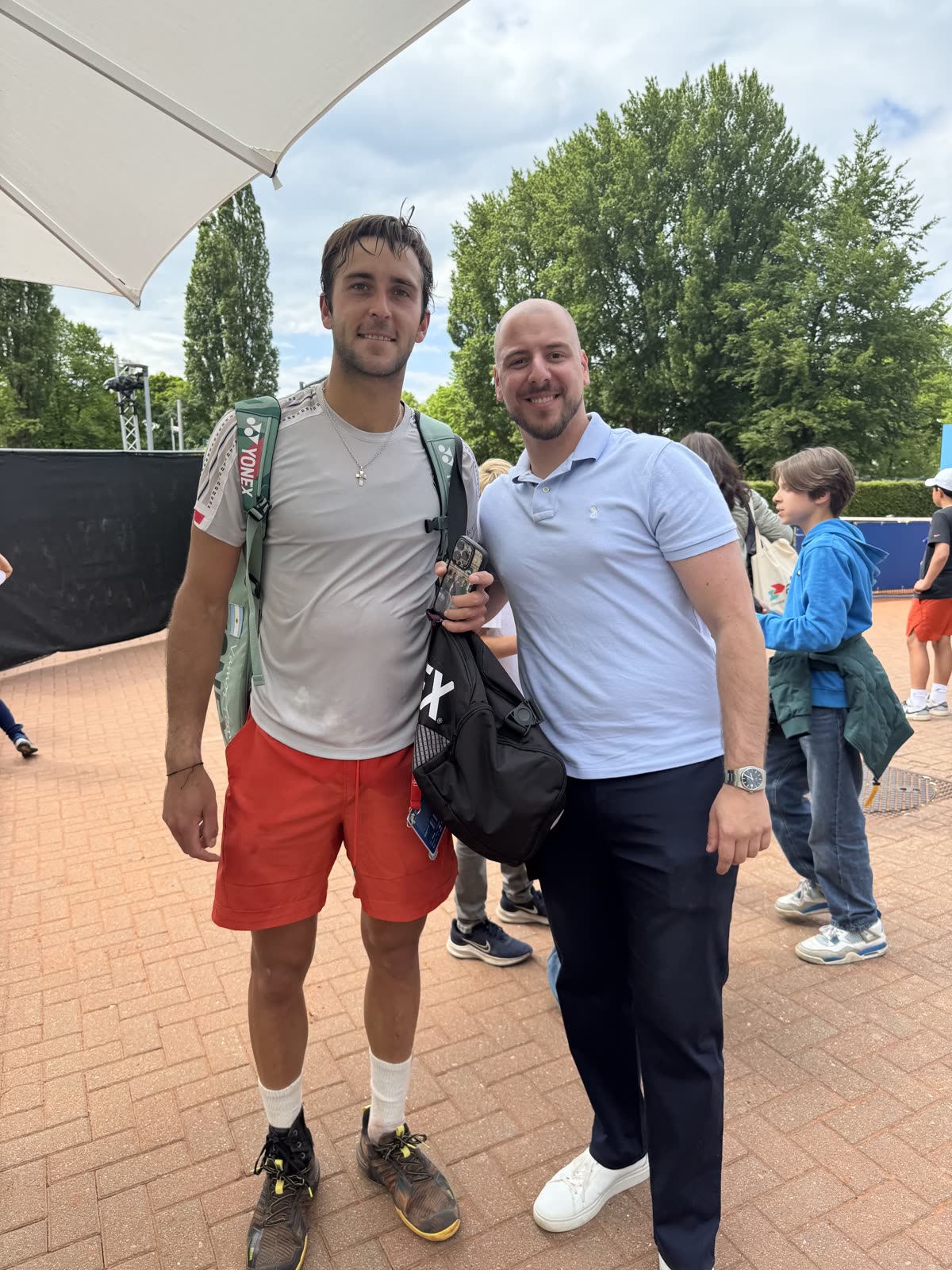 Bet4u Gründer mit Tennisprofi auf der Tour
