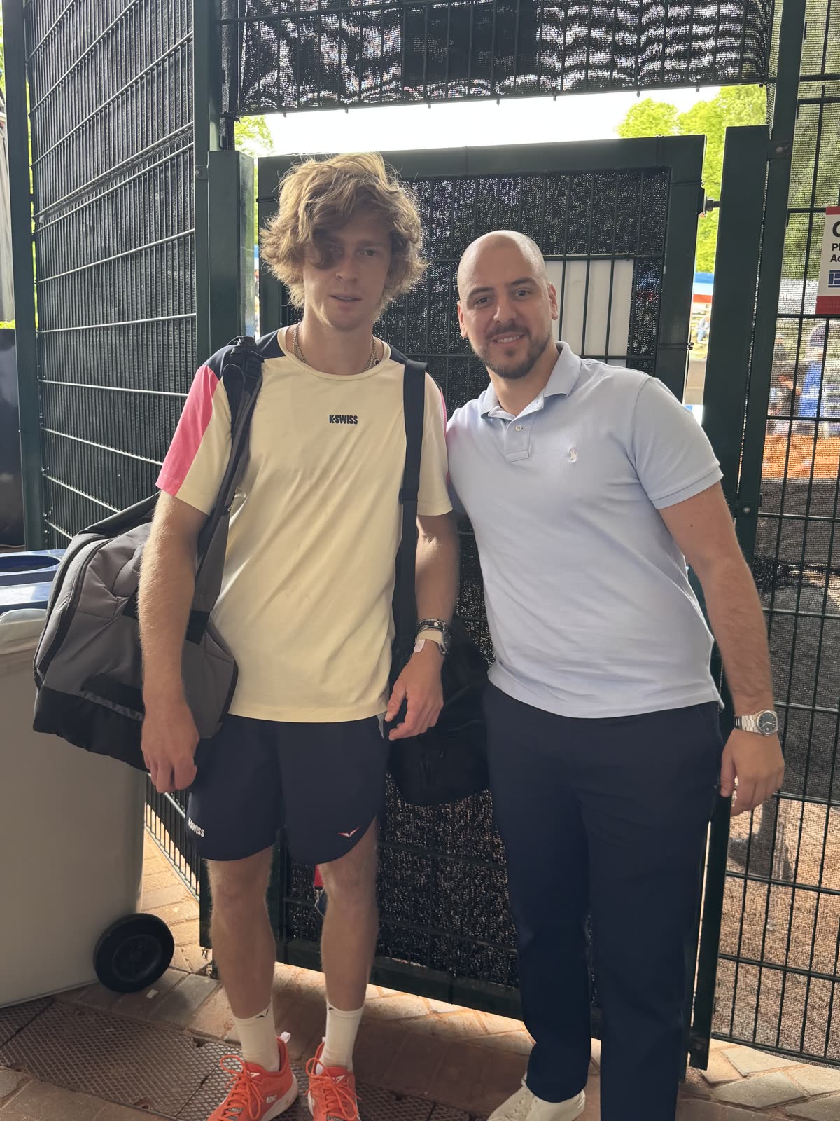 Bet4u Gründer mit Tennisprofi auf der Tour
