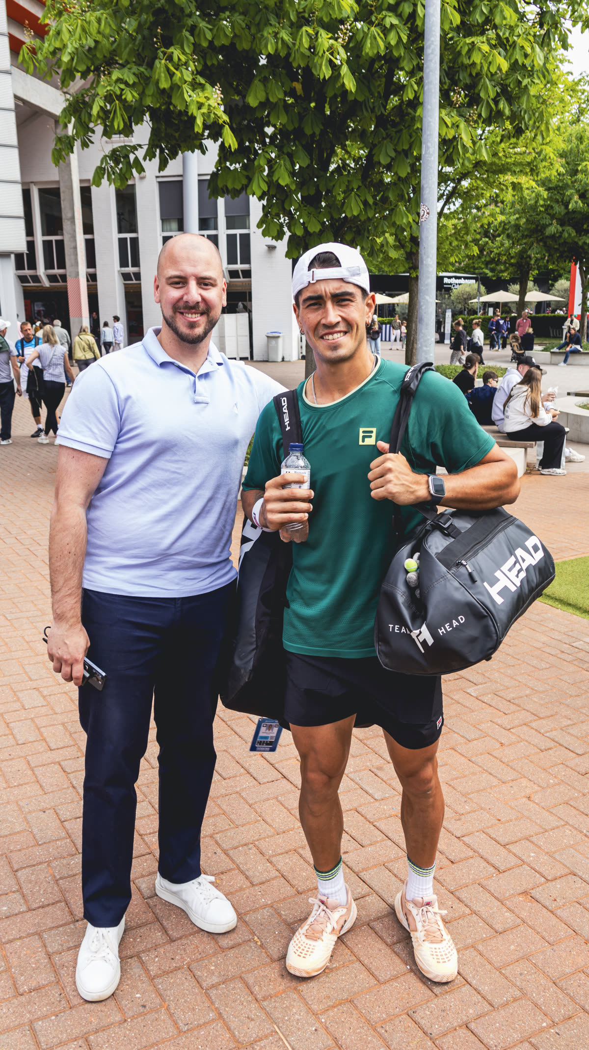 Bet4u Gründer mit Tennisprofi auf der Tour