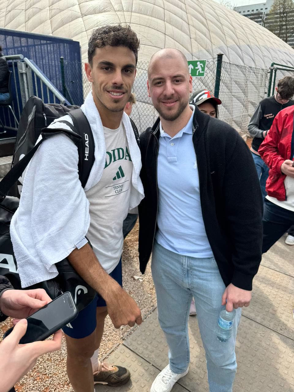 Bet4u Gründer mit Tennisprofi auf der Tour