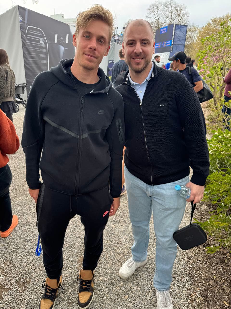 Bet4u Gründer mit Tennisprofi auf der Tour